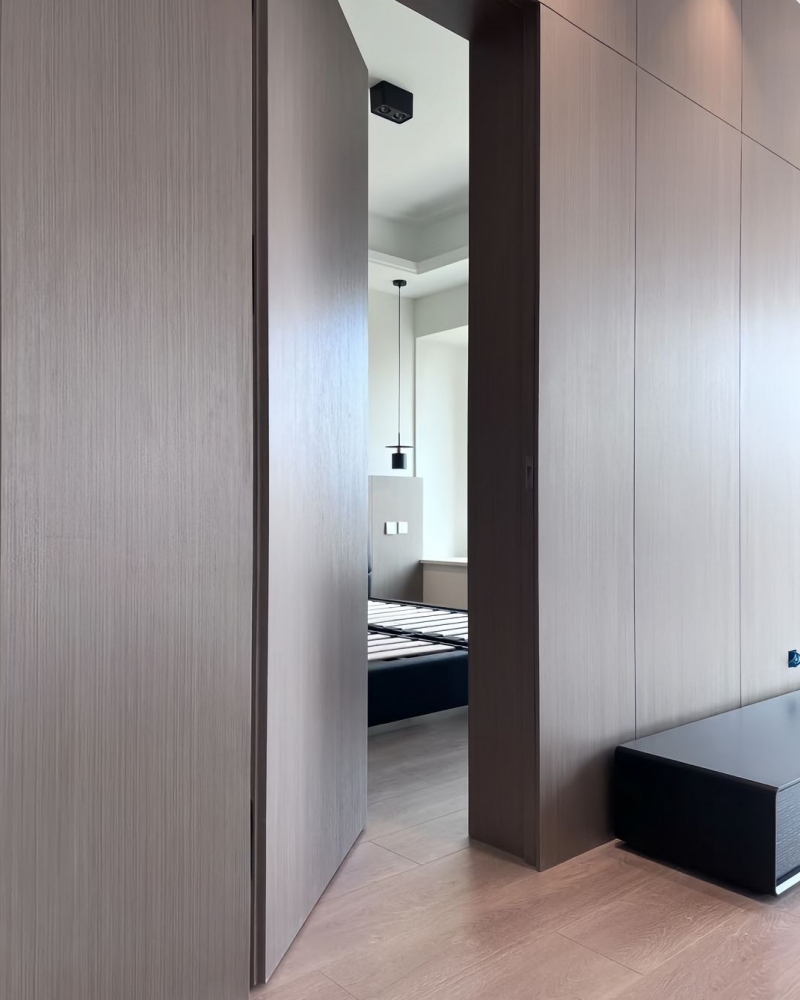 Versteckte Türen mit Holzverkleidung