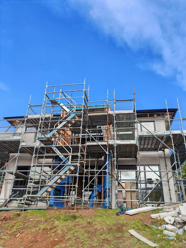 Constructor de proyectos residenciales construyendo una casa