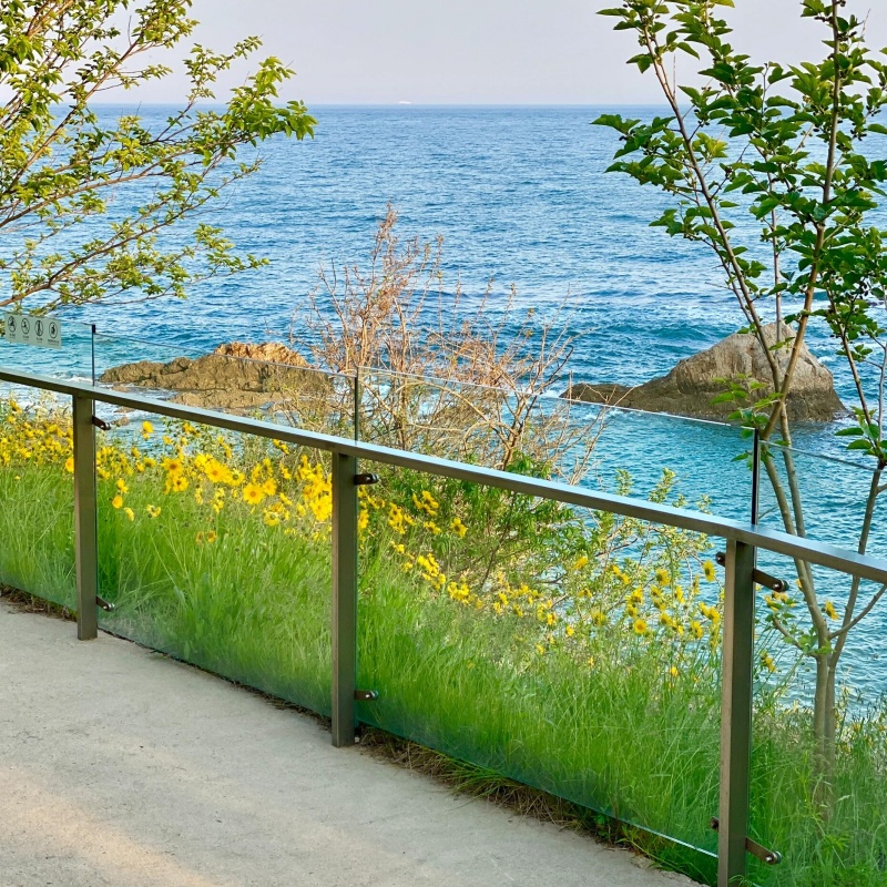 Considering Wind Loads and Corrosion in Glass Railing Systems 1
