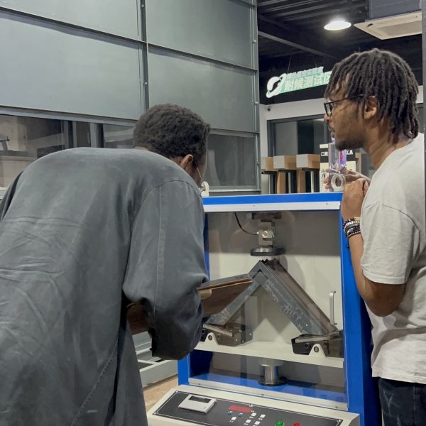 Clients Visit our factory and Lab (1)