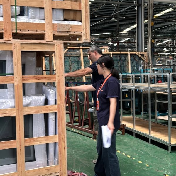 Clients Visit our factory and Lab (4)